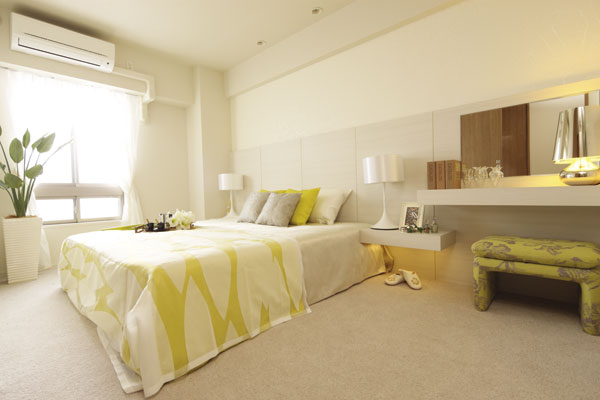Interior.  [bedroom] Wide space with a space is ensured even at a double bed, Also it is seen sticking to the space to spend private moments (E type model room)