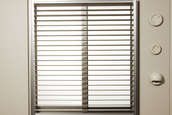 Security.  [Movable louver surface lattice] ventilation ・ It was also friendly lighting and privacy, Movable louver surface lattice have been installed (same specifications)