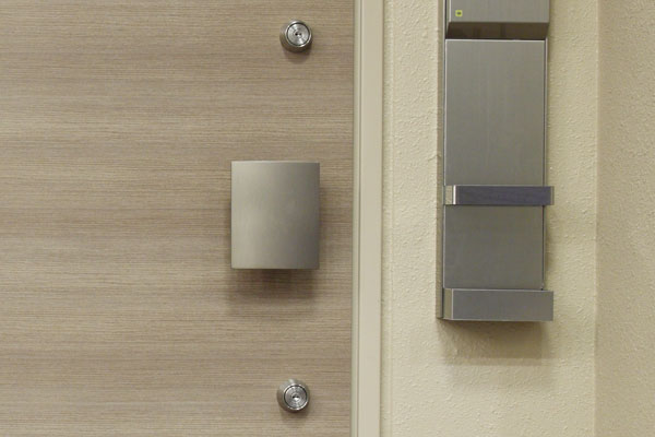 Security.  [Double Rock] To the entrance door, Cylinder up and down two places have been installed (same specifications)