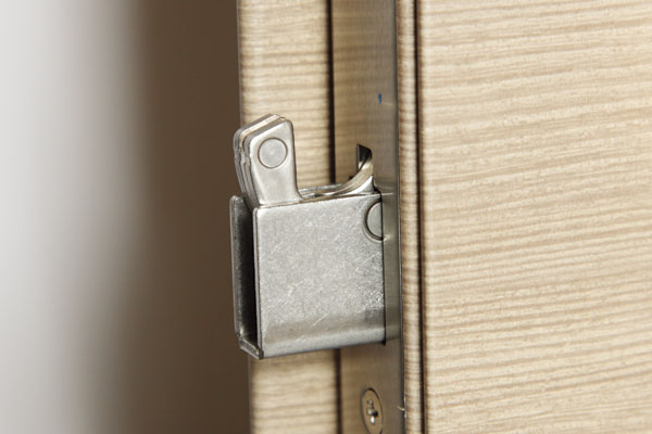 Security.  [Deadbolt lock with sickle] To suppress the aggressive pry using a tool, Deadbolt lock has been adopted with a sickle (same specifications)