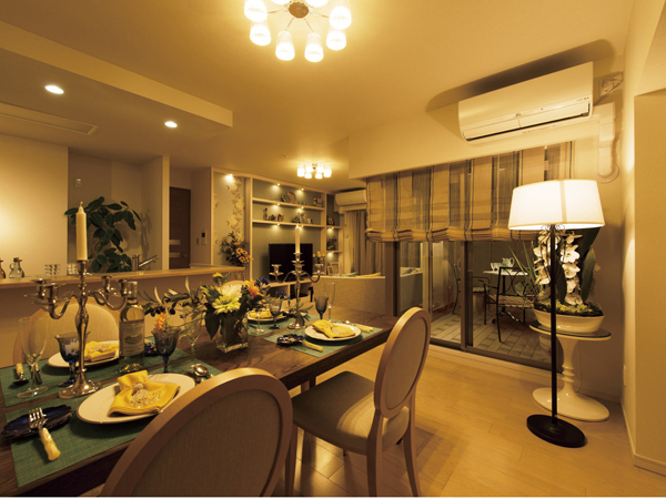 Room and equipment. Living room spacious easily divided to use the space for each scene ・ dining. One wall of the dining side has become the storage space (F type model room)