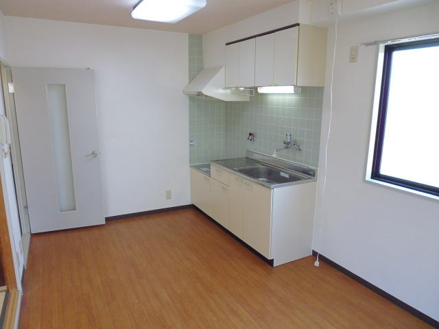 Kitchen. Gas stove can be installed