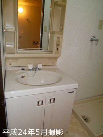 Washroom. Wash basin