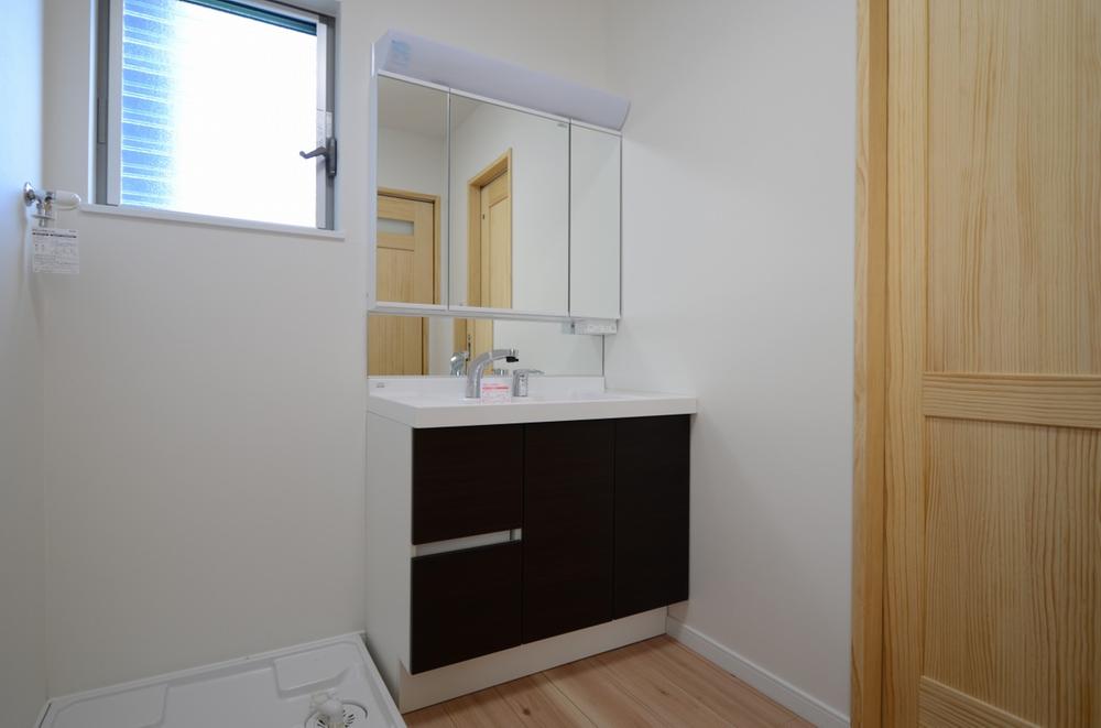 Wash basin, toilet. Indoor (11 May 2013) Shooting