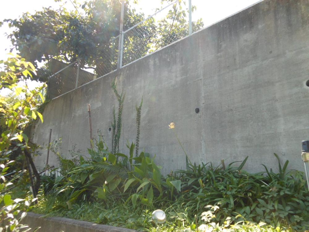 Local appearance photo. In the east site has become a slope. ※ Property of the retaining wall than in the east site (October 2013) Shooting