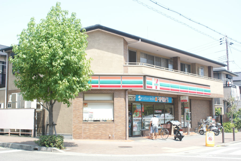 Convenience store. Seven-Eleven (convenience store) to 350m