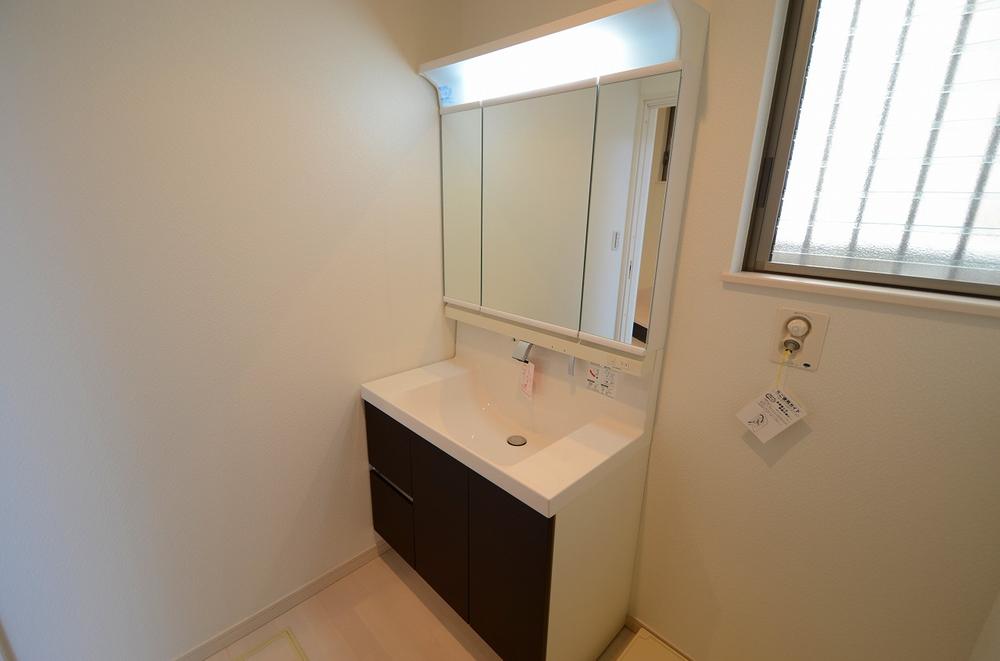 Wash basin, toilet. Indoor (12 May 2013) Shooting