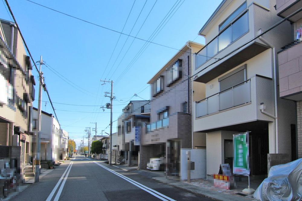 Local photos, including front road.  ◆ Local Photos