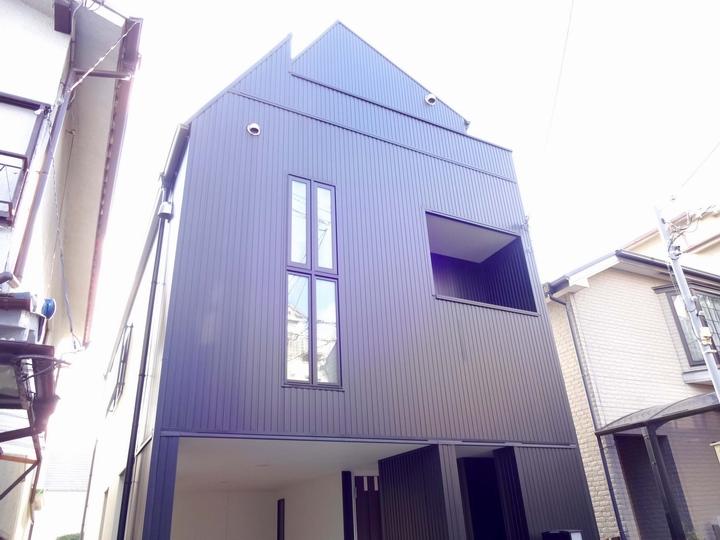 Local appearance photo. Heisei 20 October Built in three-story house. The stylish appearance is characterized by