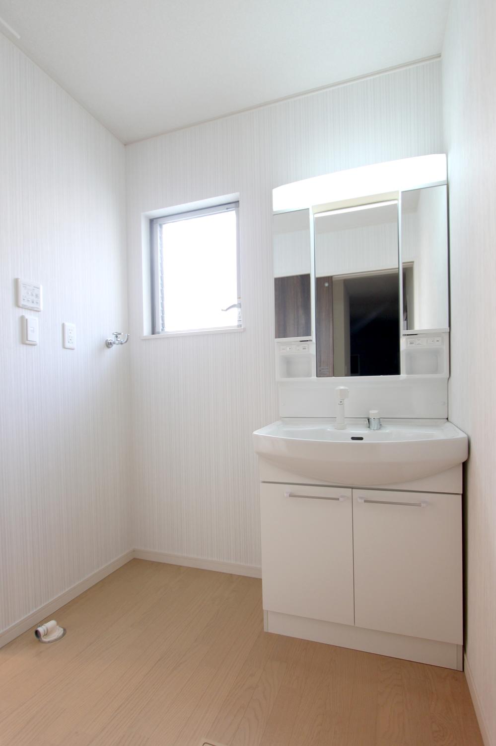 Wash basin, toilet. ◆ Washroom ◆