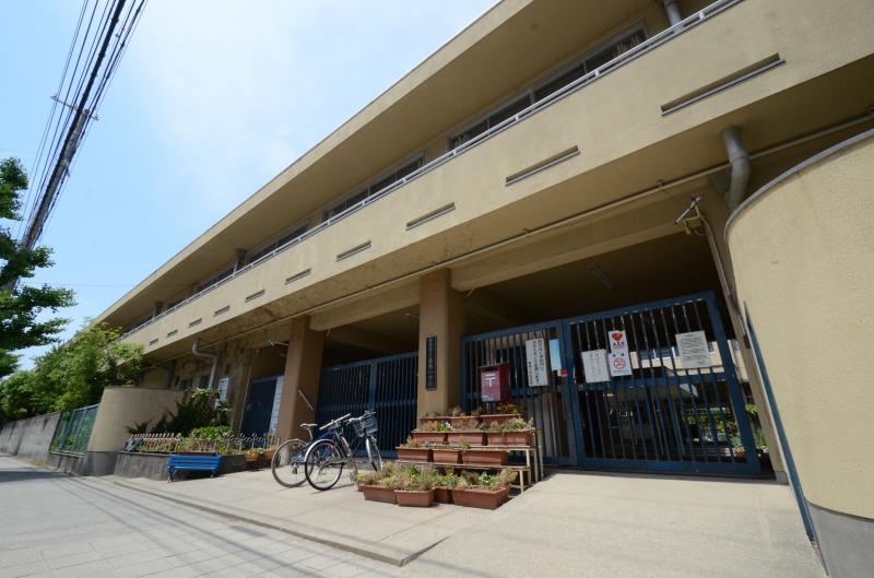 Primary school. 700m to Nishinomiya Municipal spring breeze elementary school