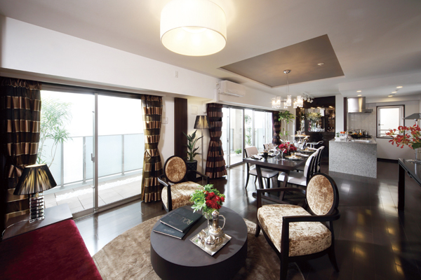 Living.  [living ・ dining] Feeling the family each sign, Is relax deeply on the sofa when some, Such as a time to spend in casual in the kitchen. According to the variety of life style, Use the time and space to the flexible and "individual" has realized the fun-free space the balance of the "collection" (G type model room)
