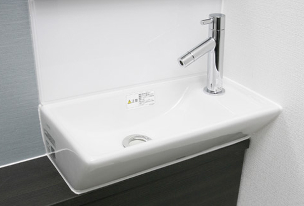 Toilet.  [Hand wash counter] Hand wash counter the corner type of pottery bowl to produce a stylish space. It creates the room to the bathroom space to enhance the comfort of (same specifications ※ Except for some type)
