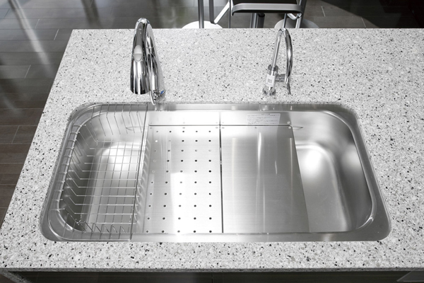 Kitchen.  [Utility sink] Utility sink of multiple structure that can set the cooking plate and draining plate up and down. Wash vegetables, Desert fish, Such as sharpen the rice, You can secure a space in accordance with the work. Furthermore, It is silent type to suppress the sound I Mizu跳 by damping material (same specifications)