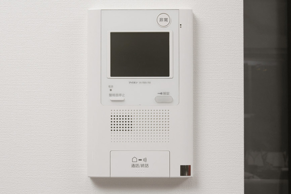 Security.  [Hands-free security intercom with color monitor] You can also talk to the outside by simply touching the call button when the color screen in the visitor is not tied up in such as housework easier to identify, Adoption of the handset with no convenient hands-free security intercom with color monitor. You can double-check the visitors image in a shared entrance and dwelling unit entrance before, You can cancel the auto-lock of the shared entrance during a call. Also, Very If the alarm or trouble has occurred, To notify the abnormality in the warning sound and the LCD screen and the voice synthesis sound (same specifications)