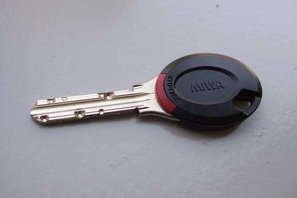 Security.  [Auto-lock system] The door of a shared entrance, Check the visitor in the security intercom with hands-free color monitor, Auto-lock system has been adopted to unlocking from within the dwelling unit. The keyless entry function, Residents can be unlocked by simply close the front door key to the operation panel (same specifications)