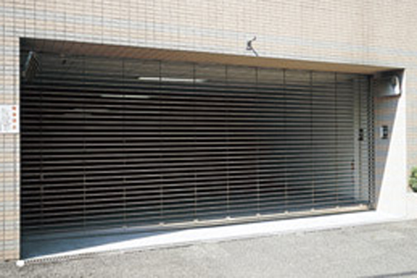 Security.  [Remote-control ring shutter] The entrance of the parking lot, Set up a ring shutter in consideration of the intrusion prevention of the car other than the contractor. Parking Lot, bike ・ The contractor of the mini bike yard is passed the remote control which can operate the ring shutter (same specifications)