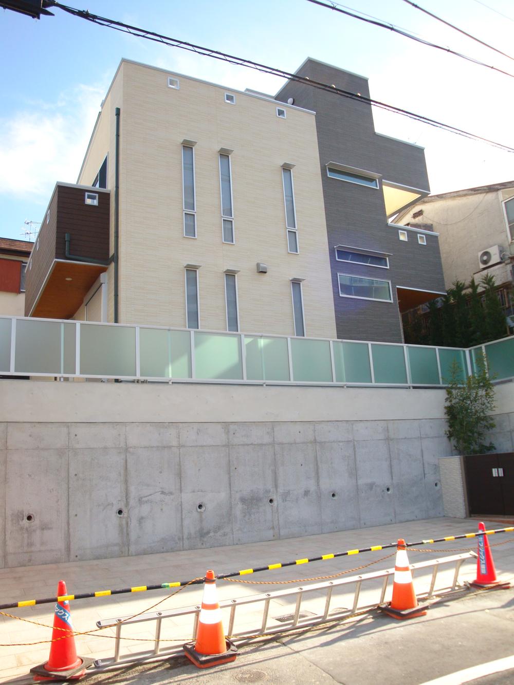 Local appearance photo. Building imposing finished car is more than one available parking