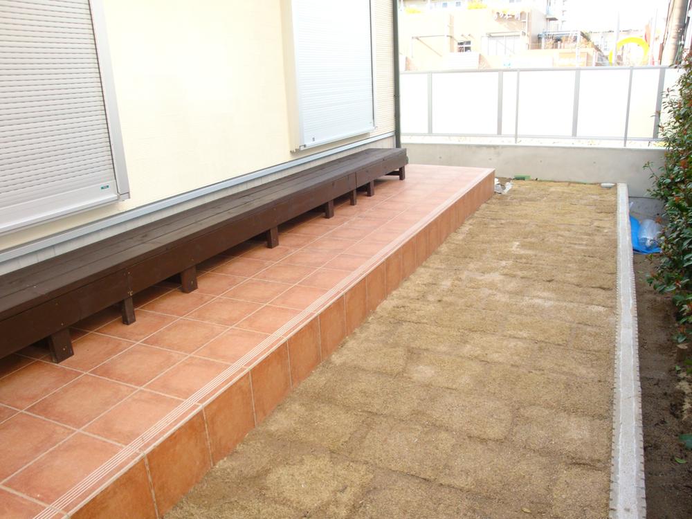 Garden. The south side of the garden (Shibaha) and terrace (tile)