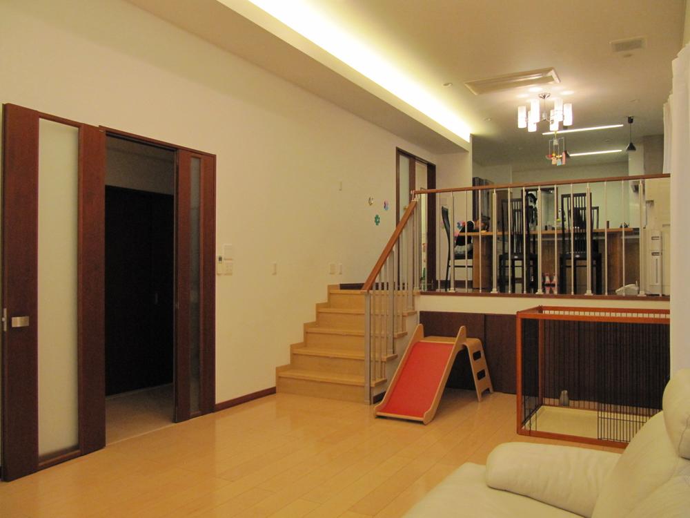 Living. Family is comfortable and welcoming spacious living. Day also looked even better. And ceiling height is color indirect lighting which lasts from dining to 3.5m of masterpiece.