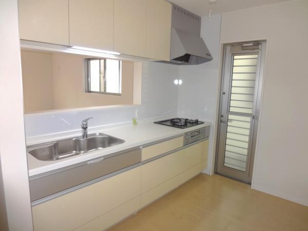 Kitchen. Face-to-face kitchen that can housework while conversing with family. I'm happy back door to the wife since put out empty cans and garbage, etc. outside. 