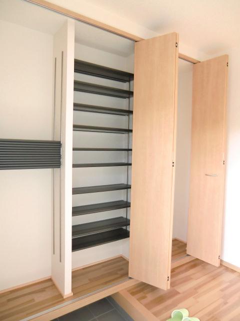 Entrance. Local photos (entrance)