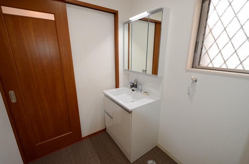 Wash basin, toilet. Indoor (September 2013) Shooting