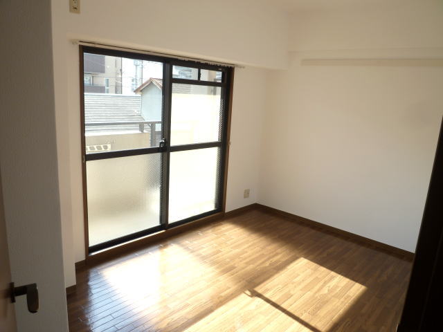 Receipt. Bright Western-style facing the balcony