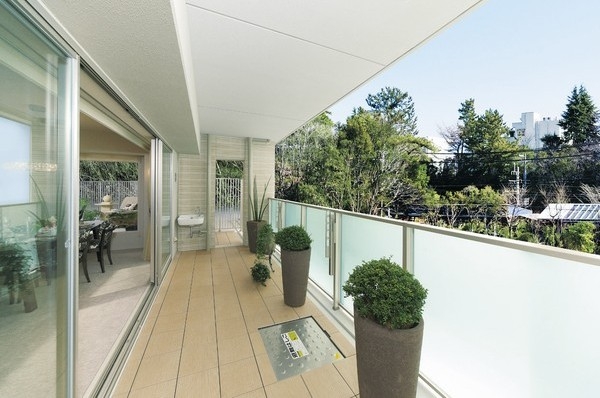 Balcony outside the landscape is CG synthesis (in fact a slightly different)