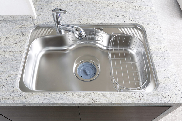 Kitchen.  [Wide sink of low-noise specifications] The system kitchen, Adopt a frying pan or sink of large wok, etc. also loose whole washable wide size of. By affixing the damping material further into the kitchen sink back, Is a low-noise specifications that suppresses the sound of water wings (same specifications)
