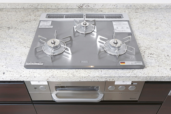 Kitchen.  [Stove glass top] Kitchens, Look not only beautiful, Cleaning has also been adopted gas stove easy glass top (same specifications)