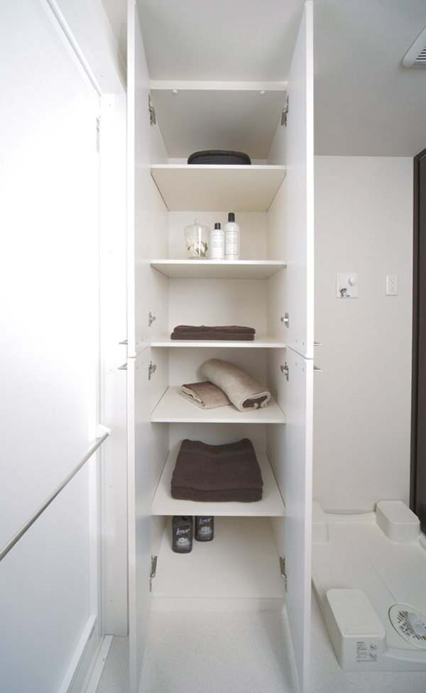 Bathing-wash room.  [Linen cabinet] Linen cabinet can be stored such as towels and detergent have been installed (same specifications)