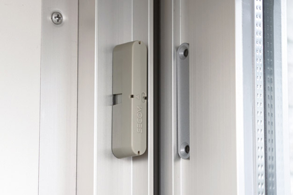 Security.  [Security sensors] Established a Secom security sensors in all dwelling units of the window (FIX (fixed) except glass). When the security sensors of entrance doors and windows to sense at the time set, Will be automatically reported to the Secom control center (same specifications)