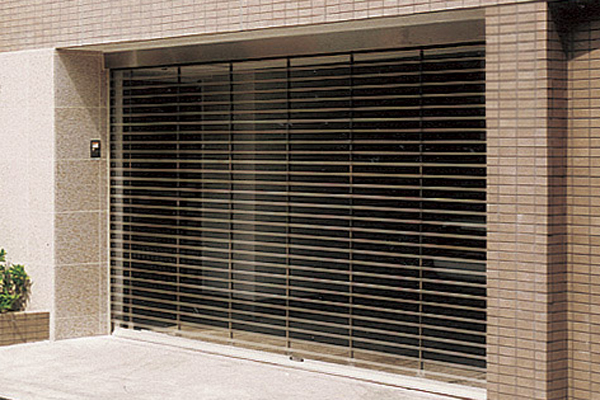 Security.  [Remote-control ring shutter gate] Installing a shutter gate that can be operated by remote control in the driveway entrance. It has also been firmly consideration to the security of the vehicle (same specifications)