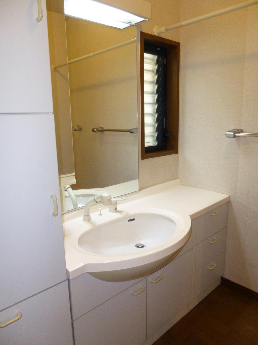 Wash basin, toilet. Room (August 2013) Shooting