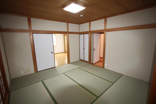 Living. Japanese-style room and the adjacent LDK