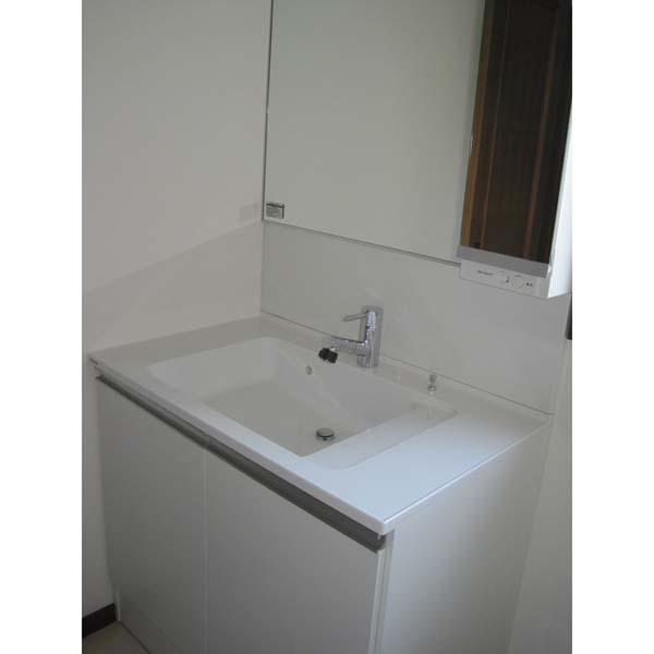 Wash basin, toilet. Indoor (11 May 2013) Shooting