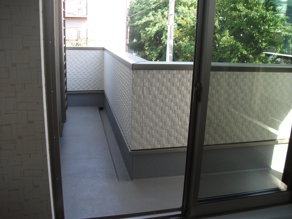 Balcony.  ◆ L-shaped balcony