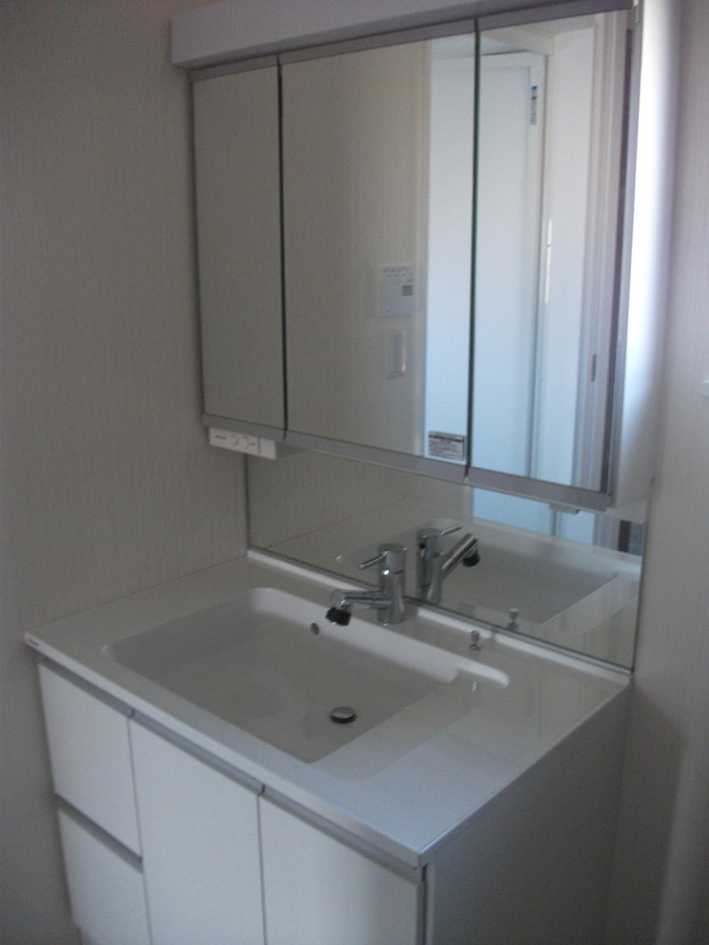 Wash basin, toilet.  ◆ Bathroom vanity