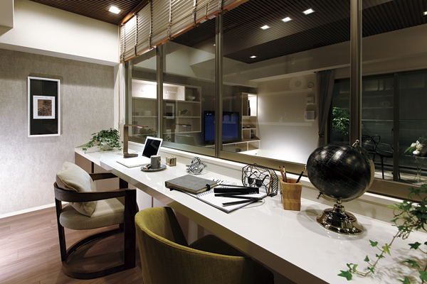 Interior.  [DEN] DEN space that led to the glass in the living room. Even the Internet and study, It has become everyone a fun Mel design as a communication of the family ( ※ )
