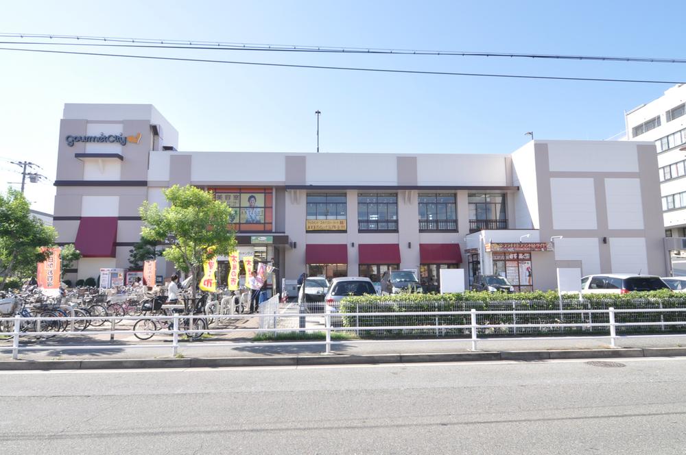 Supermarket. 650m until Gourmet City Imazu shop
