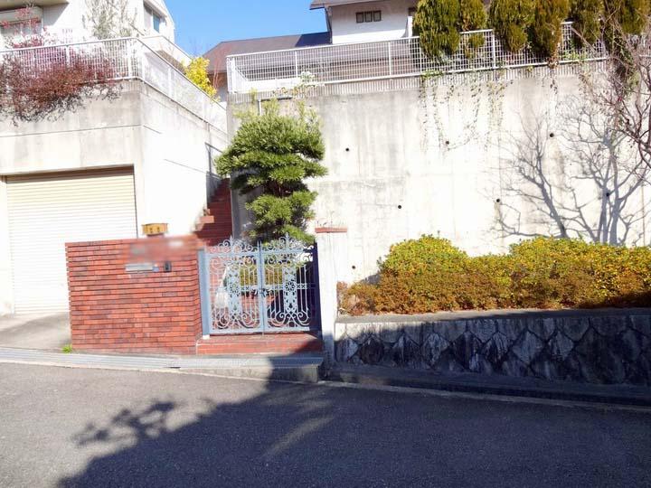 Local photos, including front road. Many green, It is very quiet residential area