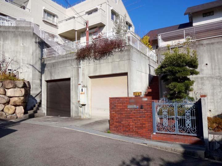 Local photos, including front road. The entire surface of the road is located about 6m on the south side!