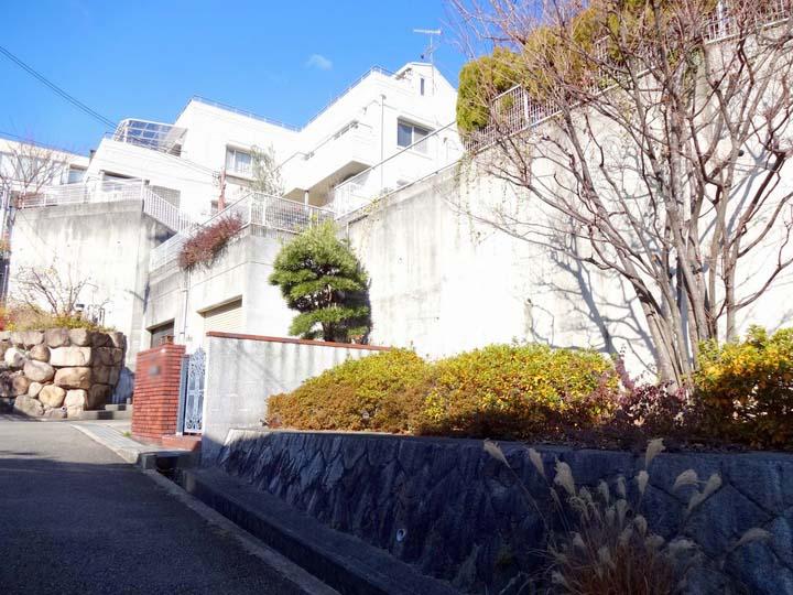 Local photos, including front road. Because it is a garage with a shutter, It is also peace of mind important car