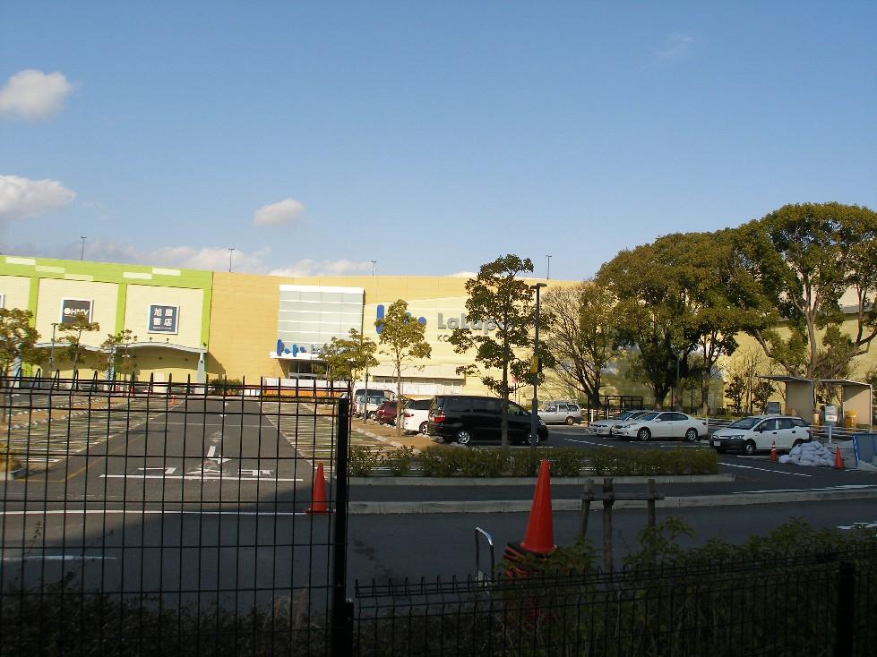 Shopping centre. LaLaport to Koshien 414m