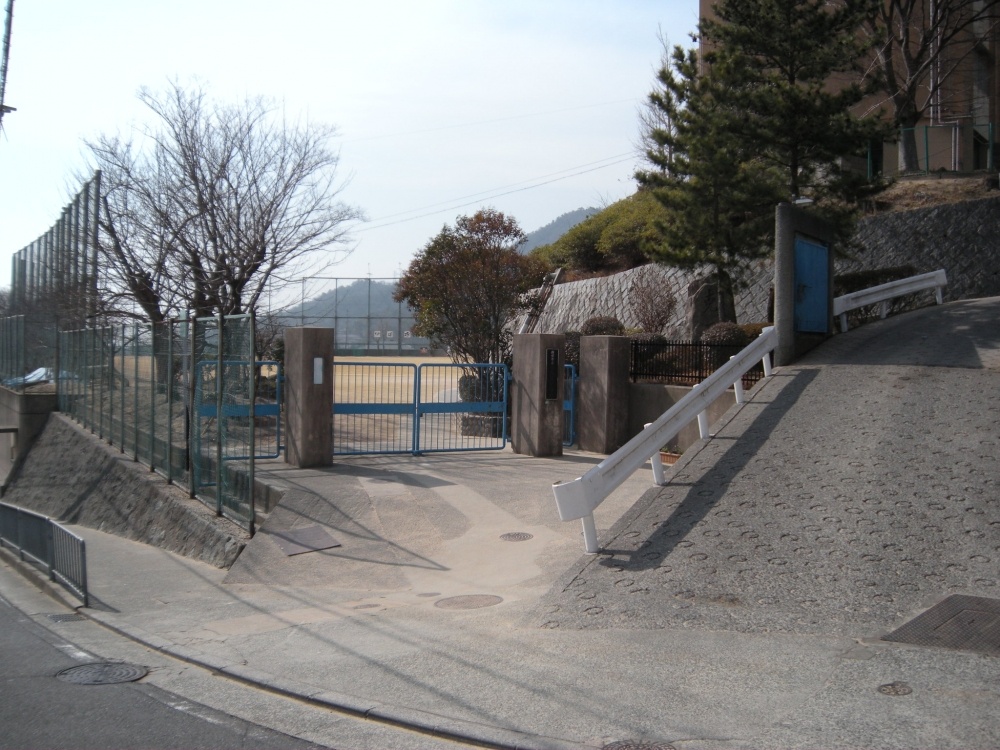 Junior high school. 2624m to pleasure and pain Gardens junior high school (junior high school)