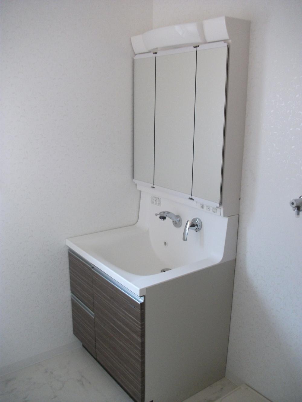 Wash basin, toilet.  ◆ Wash