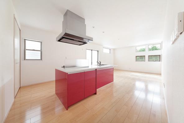 Kitchen. Island kitchen is fashionable you accent color red. (No. 17 locations) Indoor (11 May 2013) Shooting
