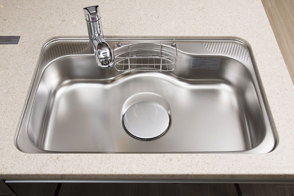 Kitchen.  [Wide type silent sink] Wide sink washable well as large pot easier. Equipped with a damping material on the back side of the sink, It is silent type to suppress such as water splashing sound (same specifications)