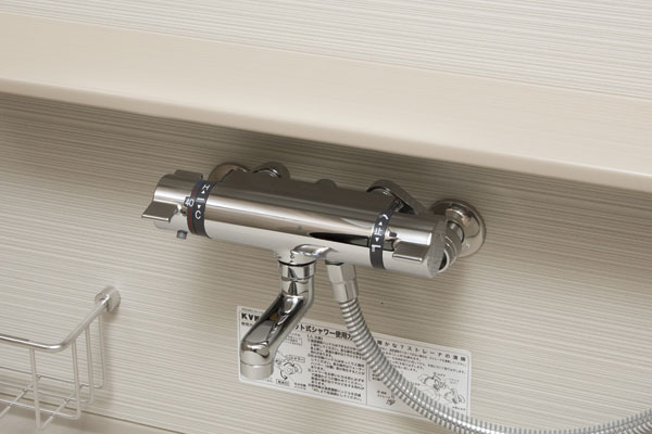 Bathing-wash room.  [Mixing faucet with thermostat & bathroom counter] Supplies set the hot water temperature stably keep, Mixing faucet with thermostat. You can adjust the water temperature easily. Also, It has also been also installed put bathroom counter accessories such as shampoo (same specifications)